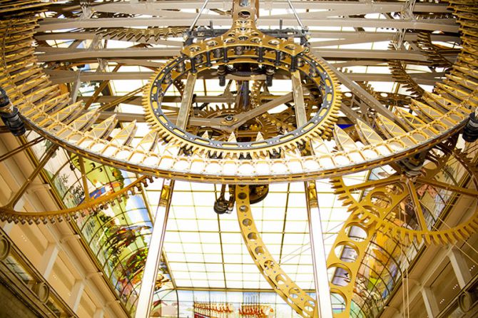 В Москве установили самые большие механические часы в мире